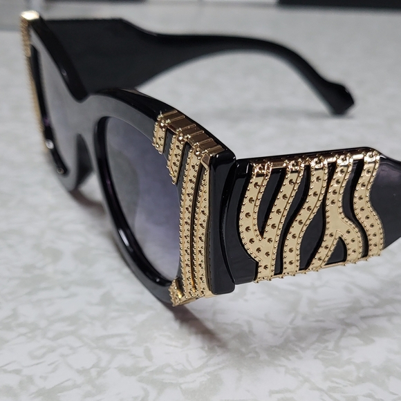 Elegant Black and Gold Sunglasses - Picture 2 of 4